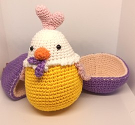 Poule violette dans son œuf, au crochet