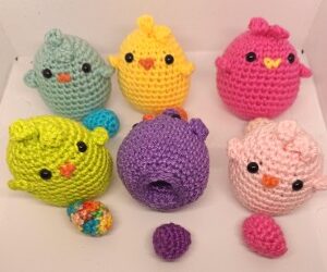 Poussin avec son oeuf au crochet